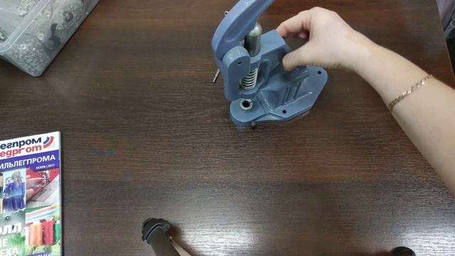Швейные секреты - установка люверсов с помощью пресса и пробойников смотреть онлайн