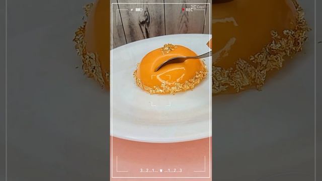 Апельсиновый мусс с зеркальной глазурью.