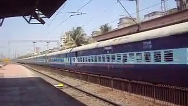 IRFCA - 19116- Sayaji Nagari Express passing just before Duranto.. смотреть онлайн