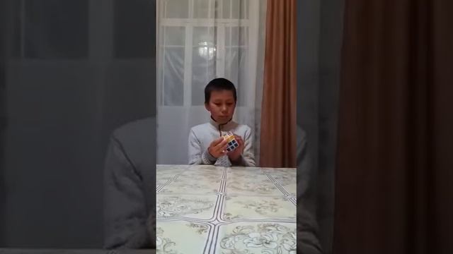 Мальчик работает кубик рубик смотреть онлайн