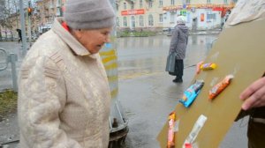 Раздаю деньги и вкусняшки бесплатно прохожим на улице. отдам даром