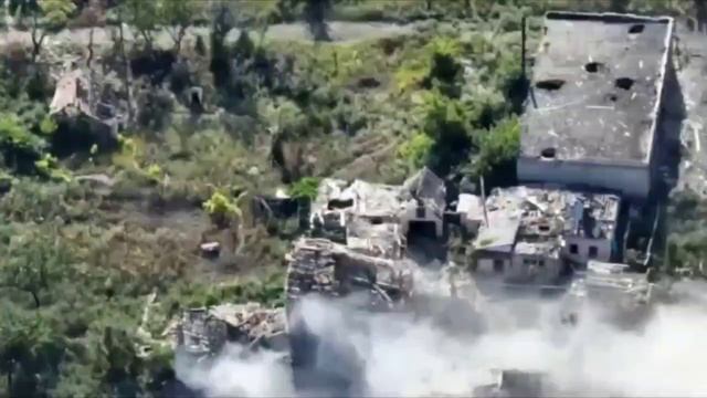 Видео эффективной боевой работы нашей артиллерии по позициям 56-й мотопехотной бригады ВСУ.mp4 смотреть онлайн