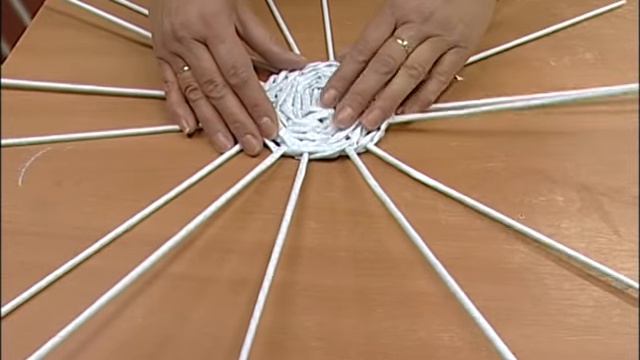 Плетение корзинки из бумаги