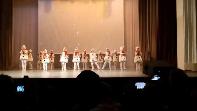Выступление снеговиков. смотреть онлайн