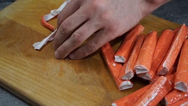 Морской салат с кальмарами, креветками и красной икрой