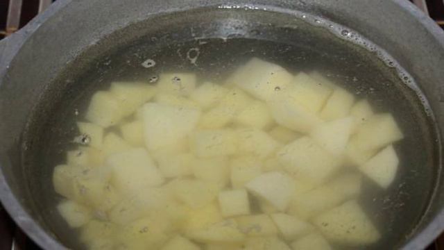 Суп с рыбными консервами и яйцом