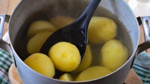 Отварной картофель с луком