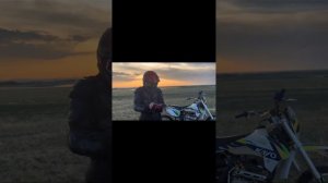 Тренировка вилли поднять мотоцикл на заднее колесо.