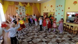 Танец с листьями  детском саду. Старшая группа