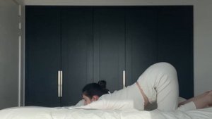 Утренняя йога в постели | 10 мин
