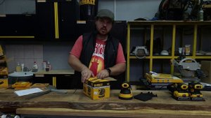 Шлифмашины DEWALT аккумуляторные DCW200 и DCW210, а также сетевые DWE6411 и DWE6423.