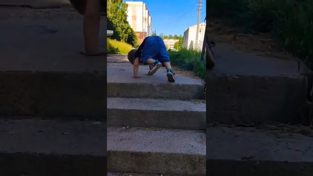 Малыш поднимается по лестнице сам смотреть онлайн