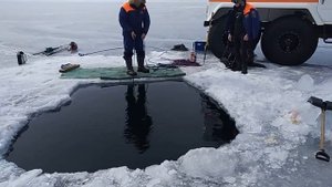 На Байкале ищут утонувшую машину, глубина почти 80 метров