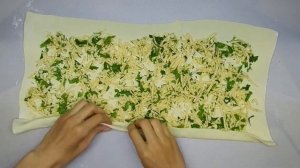 Пирог-рулет с сыром и зеленью из слоеного теста