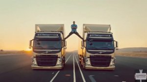 Ван Дамм ВЖИВУЮ сел на шпагат между едущими грузовиками - креативная реклама Volvo (на русском)