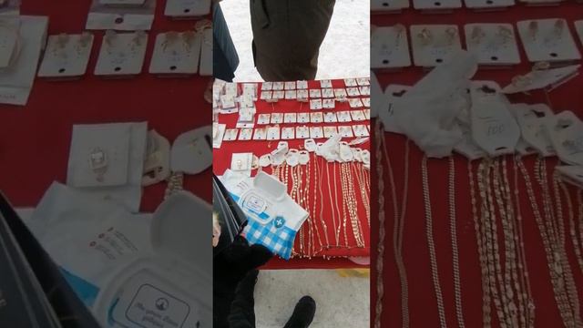 Люди покупают подарки на новый год для себя и своих родных. Элитная бижутерия Дубайское золото смотреть онлайн