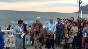 Бабка По..ень Трава освещает всех своими стихами - Коктебель - Фестиваль Уличных театров.