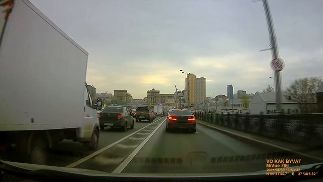 Как кто-то скрывает автомобильный номер от камер контроля полосы общественного транспорта. смотреть онлайн