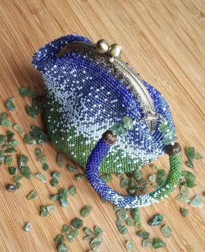 Тонкий жгут - ремешок из бисера. Процесс бисеровязания. Бисер разного размера в жгуте.