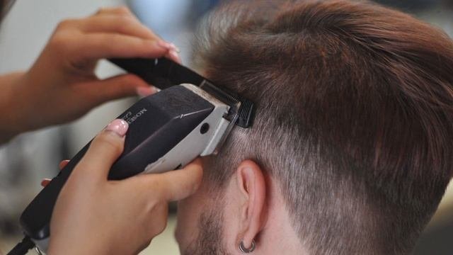 ASMR The Sound Of Hair Cutting With A Hair Clipper. АСМР звук стрижки волос машинкой.