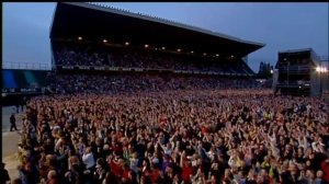 NEIL DIAMOND - SWEET CAROLINE  (LIVE-2002)