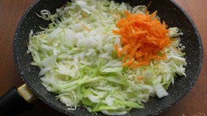 Дрожжевые жареные пирожки с капустой