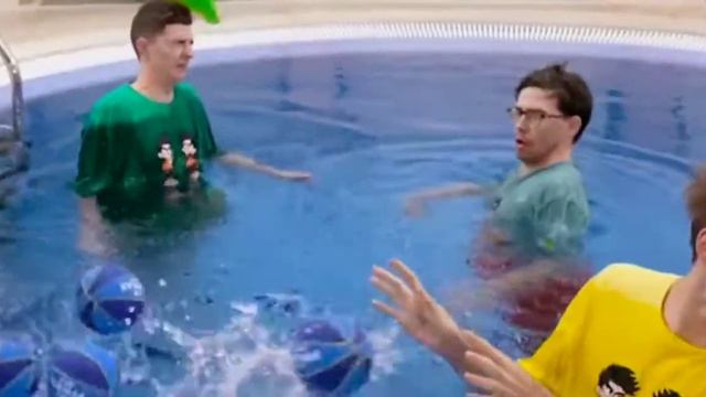 КТО ПОСЛЕДНИЙ ПОКИНЕТ ХОЛОДНЫЙ БАССЕЙН ЧЕЛЕНДЖ! смотреть онлайн