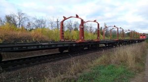 Тепловоз 2ТЭ10МК-2127 с грузовым поездом из платформ для перевозки рельсошпальной решётки