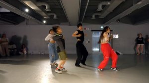 Gwen Stefani - Hollaback Girl / Learner's Class