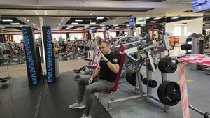 Жим вверх на плечи в тренажере