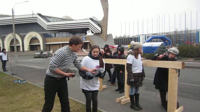 Игры молодецкие:девушка учится жонглировать булыжниками(Ленэкспо) смотреть онлайн