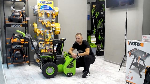 Обзор на самоходный аккумуляторный снегоуборщик Greenworks GD82ST56 смотреть онлайн