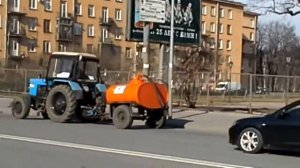 Трактор поехал с бочкой