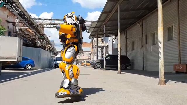 Бамблби танцует. смотреть онлайн