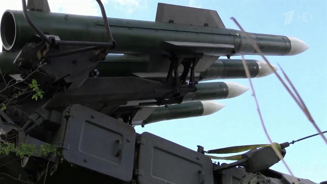 Зенитно-ракетные комплексы "Бук" и "Тор" обеспечивают надежное прикрытие от атак с неба