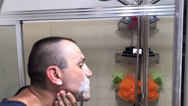 Бритье опасной бритвой - учусь делать "ссекательные движения" смотреть онлайн