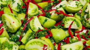 САЛАТ из ЗЕЛЕНЫХ ПОМИДОРОВ, можно и так поесть,  а можно и в БАНОЧКИ ЗАКРЫТЬ