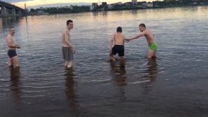 VLOG●БОГАТЫЙ ШКОЛЬНИК ВЫБРОСИЛ ТРУСЫ GUCCI ЗА 1000$ С МОСТА / КУПАЕМСЯ / СЮРПРИЗ ОТ УРСИКА