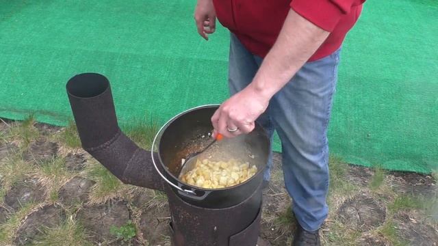 КУРИЦА С ФАСОЛЬЮ И КАРТОШКОЙ В КАЗАНЕ НА КОСТРЕ. ВКУСНО И СЫТНО смотреть онлайн