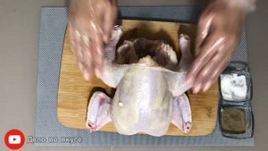 Супер - сочная целая курица в духовке с хрустящей корочкой. Этот рецепт вас точно удивит!