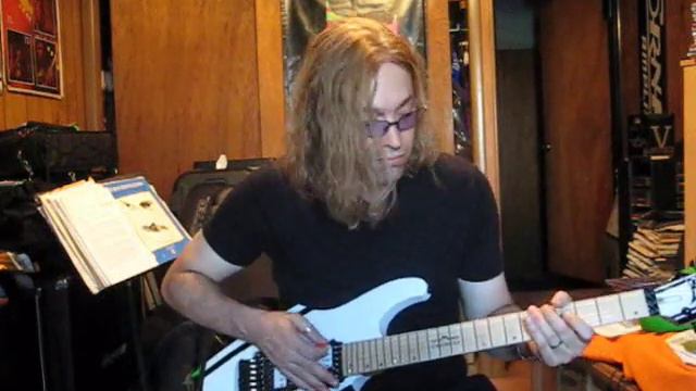 8/1/08 Lick Of The Week - Shreddin" the new Ibanez S 24 fret смотреть онлайн