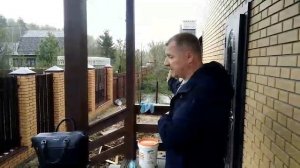 Отзыв о заборе из евроштакетника с кирпичными столбами