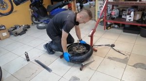 Как быстро надеть резину на мотоцикл)))