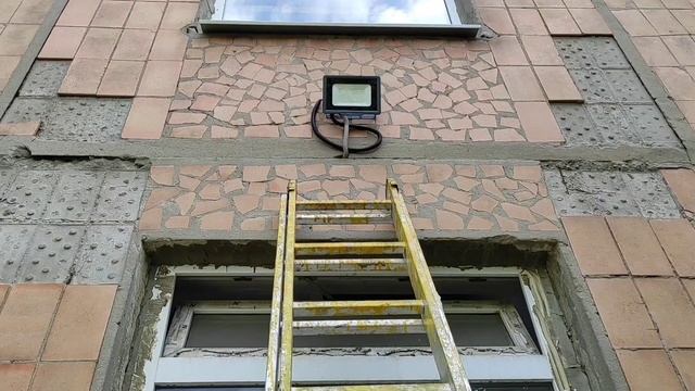 МЕНЯЮ ПРОЖЕКТОРА ОСВЕЩЕНИЯ ПРИ ПОДЬЕЗДНОЙ ТЕРРИТОРИИ. смотреть онлайн