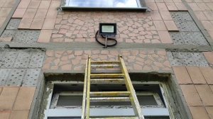 МЕНЯЮ ПРОЖЕКТОРА ОСВЕЩЕНИЯ ПРИ ПОДЬЕЗДНОЙ ТЕРРИТОРИИ.