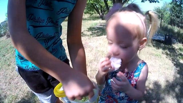 Гуляем на даче и купаемся в бассейне! смотреть онлайн