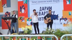 Хоббит из "Властелина колец" на скрипке