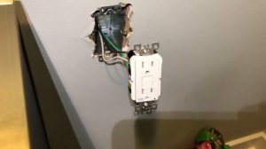 56. Заказ - устанавливаем стенные светильники и розетку в ванной.