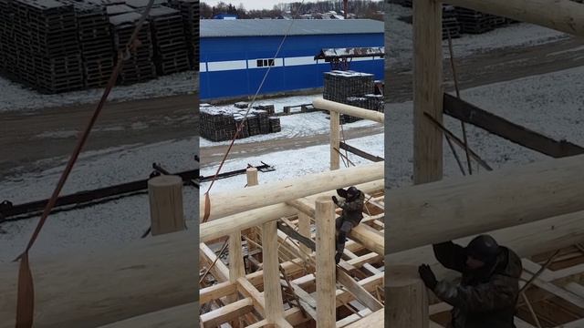 Устанавливаем коньковое бревно на дом из лафета кедра смотреть онлайн