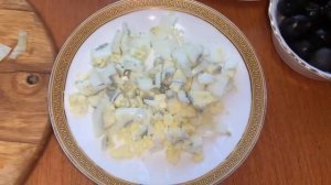 Легкий салат с креветками и имитированной икрой.